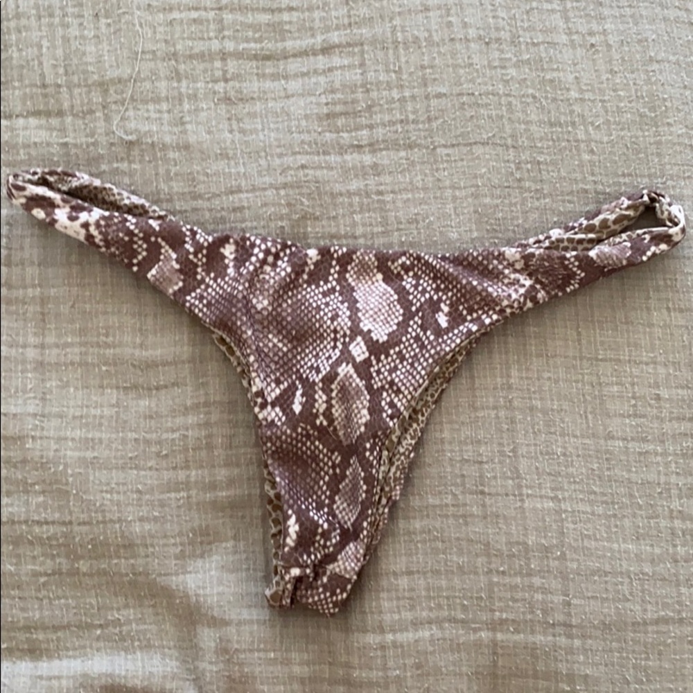 Acaicia python axel bottoms